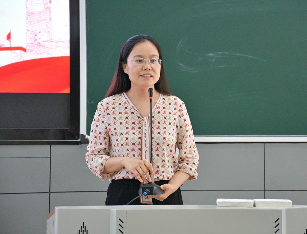 文学院院长曹利华做大会总结